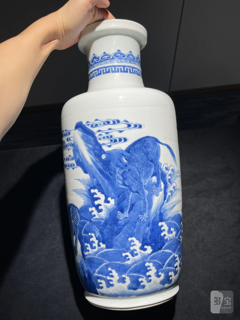 清康熙 青花海水瑞兽纹棒槌瓶 - 图2